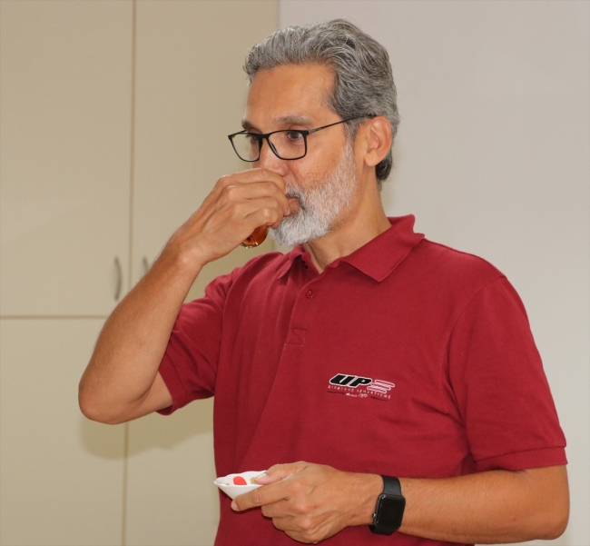 Üzerine dökülen çaydan esinlenen girişimci "çay kokulu kumaş" üretti